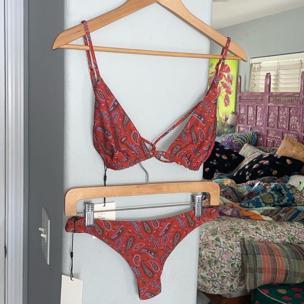 Acacia bikini set in Cooper. M Gigi Top & L Ho’okipa Bottoms